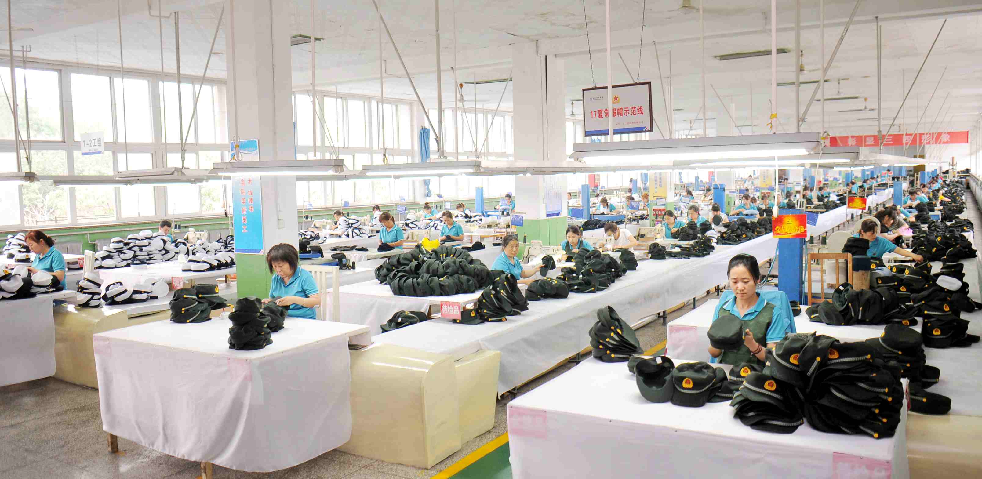 华体会体育app下载官方首页3534公司全軍17夏常服帽生産示範線。