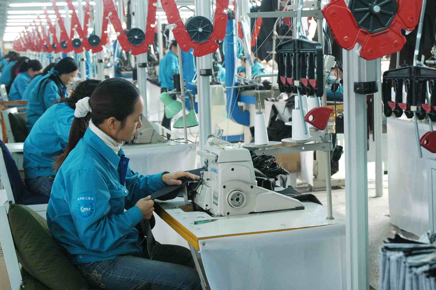 公司引進的瑞典依騰智能吊挂線 (2)
