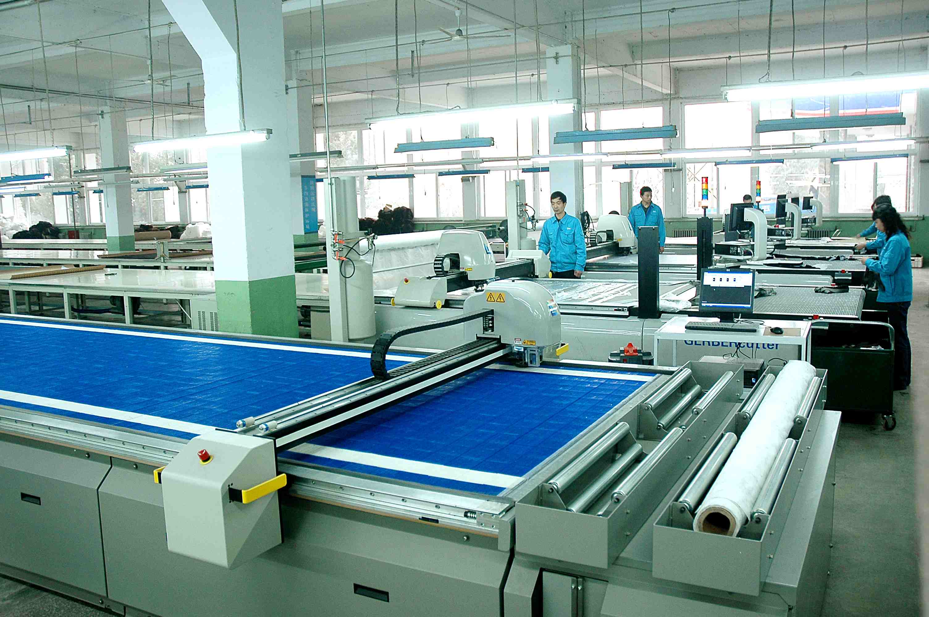 公司引進四台美國格柏生産的自動裁床
